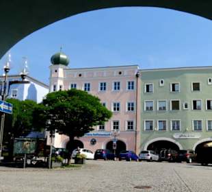 Blick durch einen Torbogen