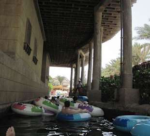 Fluss mit Schwimmringen 