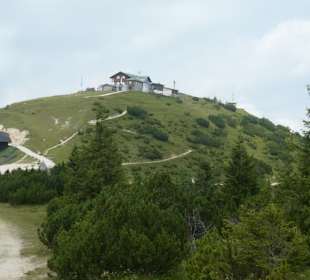 Blick hoch zum Wank-Haus auf dem Wank-Gipfel