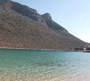 Пляж около горы.