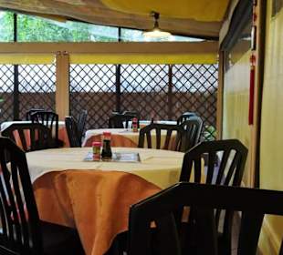 Sitzplätze im Innenhof des Restaurant Drago D´Oro