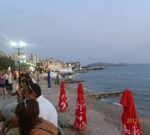 Promenada i plaża w Sarandzie wieczorem