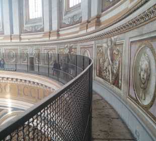 Gang entlang der Kuppel im Petersdom