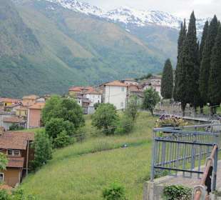 Pfarrkirche in Stazzona Blick zum Friedhof