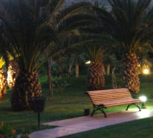 Hotelgarten bei Nacht