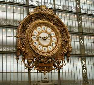 Wanduhr im Museum d'Orsay