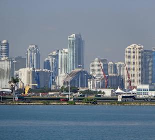 Skyline vom Wasser her