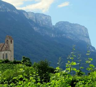 Schlosskapelle und Blick auf die Berge