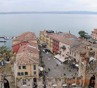 Vom Turm des Castello Bildmitte das Hotel Sirmione