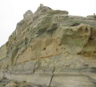 Die Steilküste vom Strand gesehen