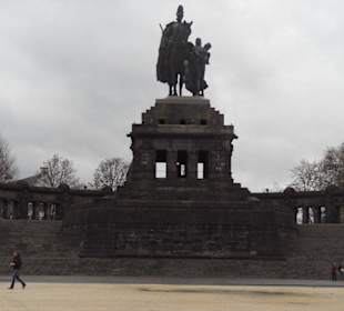 Blick vom Deutschen Eck auf die Statue