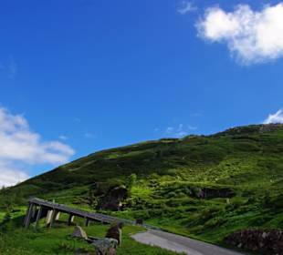 Seitlich entlang der Strecke