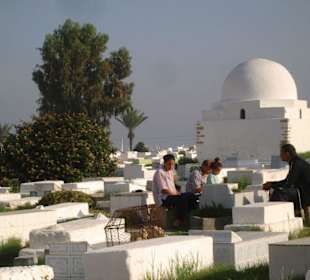 Andacht auf dem Friedhof
