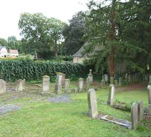 Viele verwitterte Inschriften