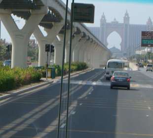 Fahrt auf de Palmeninsel--Blick auf das Atlantis