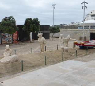 Denkmal neben dem Strand