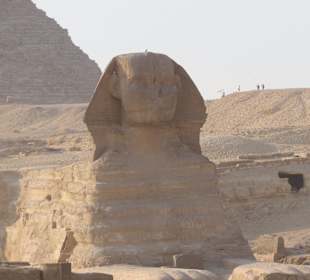 Alte Steine aufgetürmt mit Skulptur