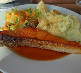 Lachs mit Kartoffelstampf und Teriaki Soße 
