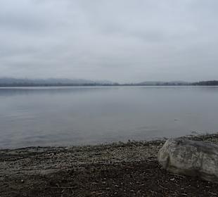 Ufer bei der Skulptur