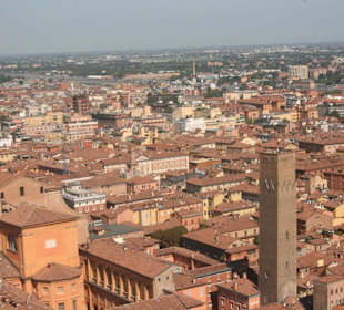 Blick vom schiefen Turm von Bologna