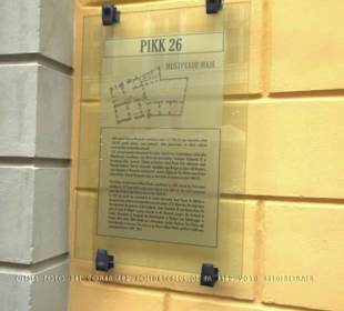 Zweisprachige Tafel an der Pikk 26