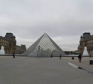Glaspyramide im Innenhof des Louvre