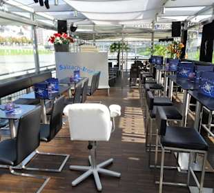Blick in den Innenraum der Salzach-Insel-Bar