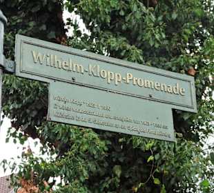 Wegweiser an der Hafenpromenade