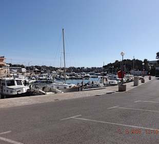 Kleiner Hafen im Ort