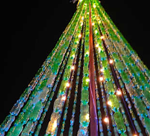 Weihnachtsbaum aus Plastikflaschen in Siggiewi