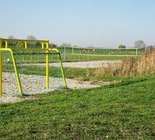 Beach-Soccer und Volleyball am Strand Burhave