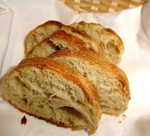 Warmes Landbrot zur Suppe