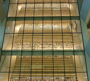 Bücherwand über mehrere Stockwerke