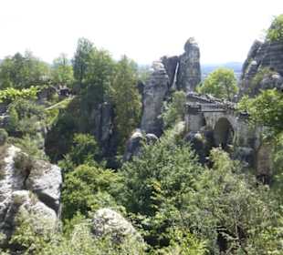 Links Felsenburg Neurathen (daneben Basteibrücke)