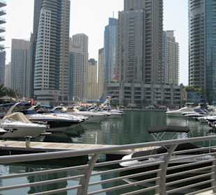 Skyline der Marina im Hintergrund