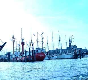 Hamburger Hafen mit vielen Schiffen