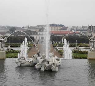 Wasserspiel im Hintergrund unteres Schloss