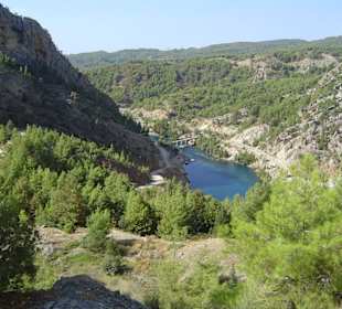 Von der Staumauer ins Tal