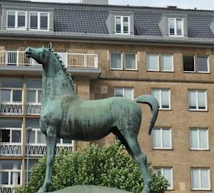 Der Fröhliche Hengst von Aachen vor dem Theater