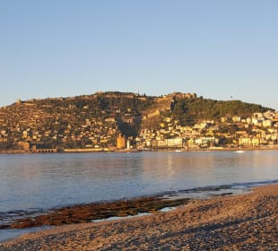 Blick vom Strand auf die Burg