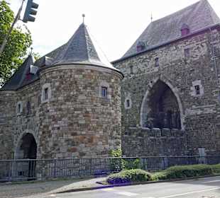 Vorturm und Haupttor von der Strasse gesehen