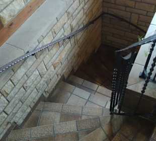 Treppenabgang zur Toilette