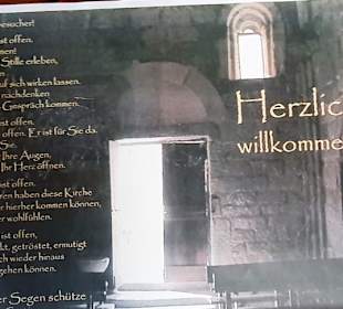 Am Eingang der Kirche