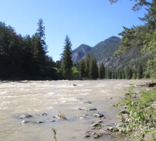...direkt an einem Fluss gelegen...