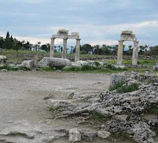 Ausgrabungen der antiken Heilquellstadt Pamukkale