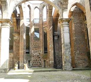 Innen in der Ruine St. Alban.
