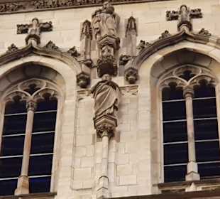Viele Stein Fresken am Dom 