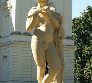 Rzeźba przed pałacem