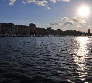 Blick vom Quai des Belges auf den alten Hafen