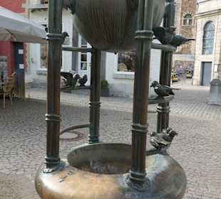 Brunnen mit 12 Mösche (Spatzen)